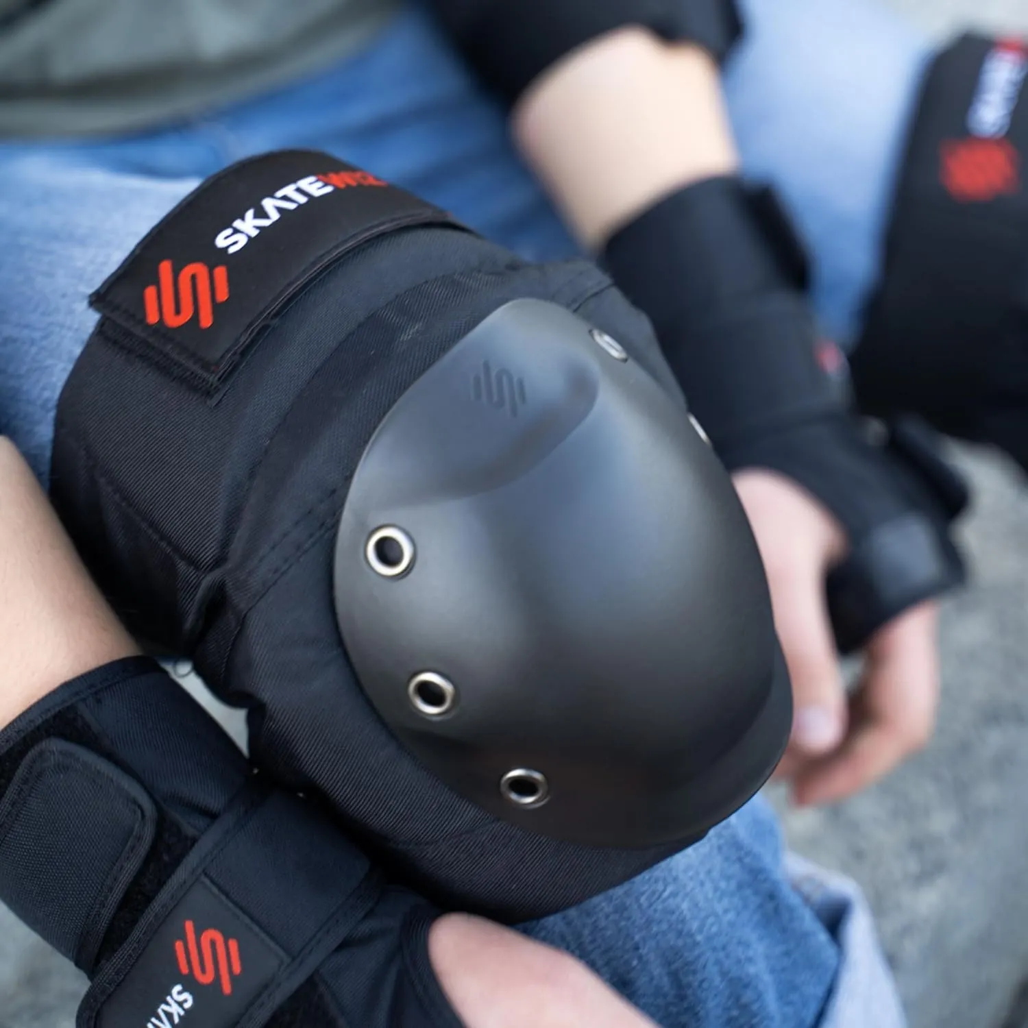 SKATEWIZ Knee and Elbow Pads Adult - Skating Protective Gear Adult Knee and Elbow Pads Set with Wrist Pads - SHIELD - Size M/L Black - Roller Skate Protective Gear for Women & Men